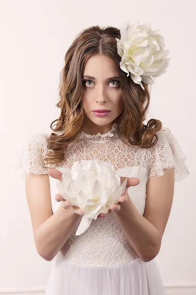 Niña en vestido blanco y con flor blanca en el pelo —  Fotos de Stock