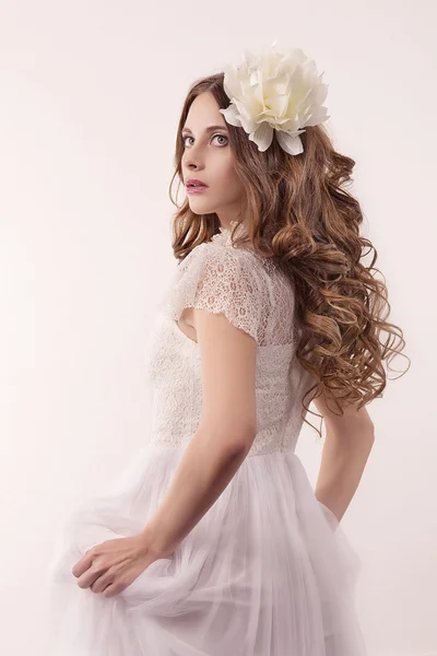 Niña en vestido blanco y con flor blanca en el pelo —  Fotos de Stock