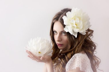 kız beyaz elbiseli ve Saçında beyaz çiçekli