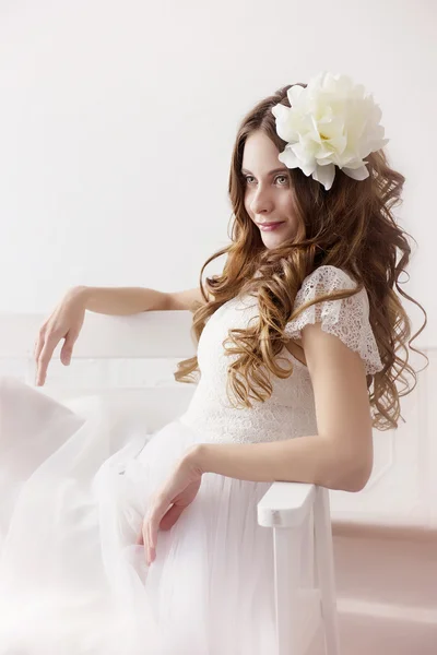 Niña en vestido blanco y con flor blanca en el pelo —  Fotos de Stock