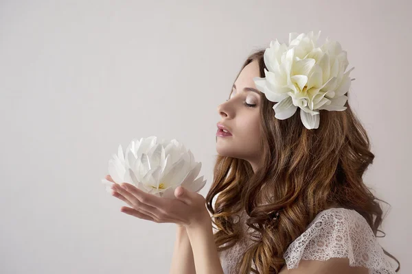 Niña en vestido blanco y con flor blanca en el pelo —  Fotos de Stock