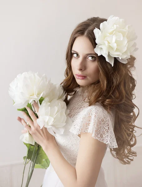女孩穿着白色的裙子和白花在她的头发 — 图库照片