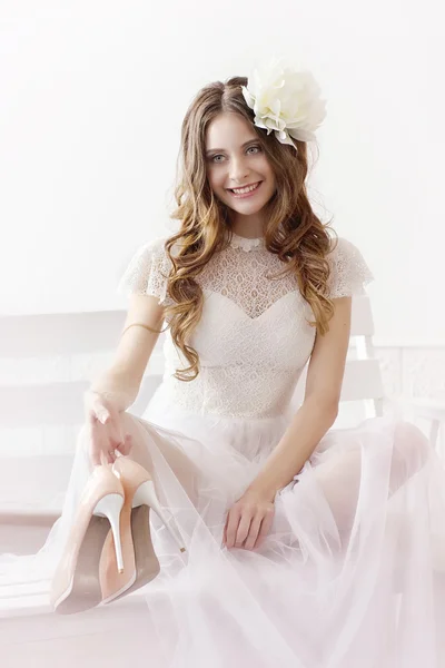 Κορίτσι σε λευκό φόρεμα και με λευκά λουλούδια στα μαλλιά της — Φωτογραφία Αρχείου