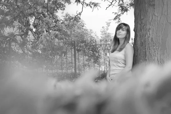 La chica que camina en el Parque en verano — Foto de Stock