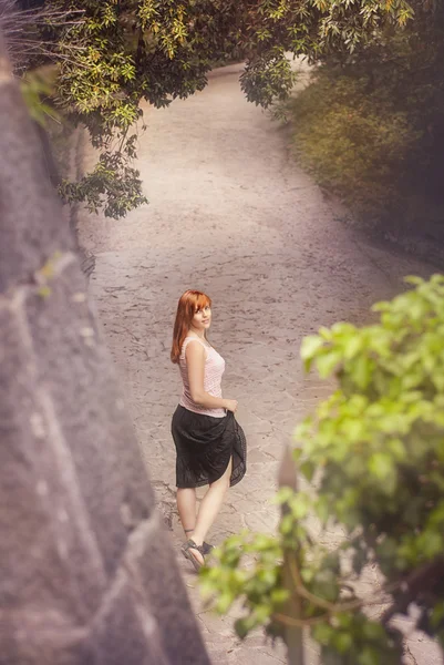 Το κορίτσι που περπατά στο πάρκο το καλοκαίρι — Φωτογραφία Αρχείου