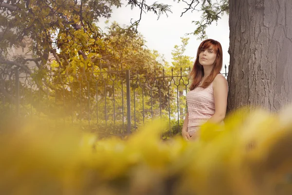 La fille qui marche dans le parc en été — Photo