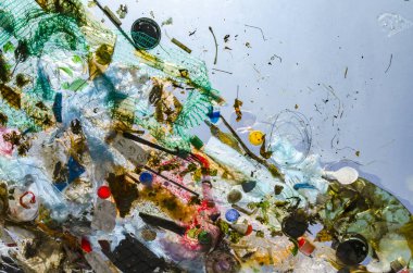 Okyanus kirliliği, su. Plastik ve enkaz suda yüzer. Paketler ve kutular denize atıldı..