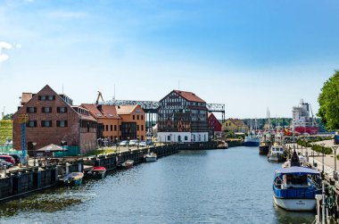 LITHUANIA, KLAIPEDA - 25 Haziran 2021: Eski Klaipeda kasabasındaki Dane nehrinde gemiler ve botlar. Litvanya.