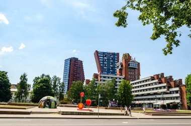 Klaipeda, Litvanya - 24 Haziran 2021: Old Town bölgesindeki K ve D binaları. Klaipeda, Litvanya.