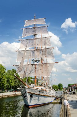 Litvanya, Klaipeda - 24 Haziran 2021. Yelkenli Meridian yelkenlisi Klaipeda şehrinde..