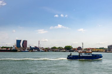 Klaipeda, Litvanya - 24 Haziran 2021 Klaipeda limanında Lotas Pilot gemisi. Bu gemi Pilot Gemi ve Litvanya bayrağı altında hareket ediyor..