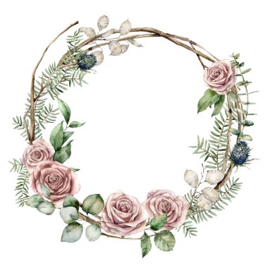 Pembe güller, yapraklar, mavi dikenli ve okaliptüslü suluboya Noel çelengi. Beyaz arka planda izole edilmiş, elle boyanmış çiçeklerden oluşan tatil kartı. Tasarım, baskı ve arkaplan için çiçek çizimi.