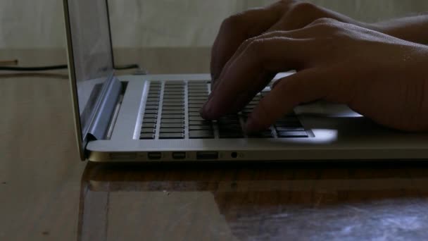 Mani dell'uomo digitando sulla tastiera del computer portatile — Video Stock