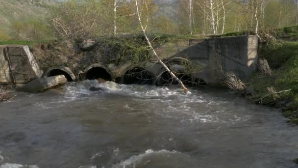 Im Frühjahr fließt frischer Fluss aus Rohren — Stockvideo