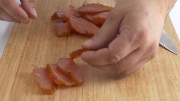 Dilimlenmiş bir tavuk carpaccio — Stok video