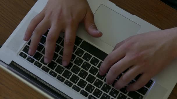 Mãos de homem digitando no teclado do laptop — Vídeo de Stock