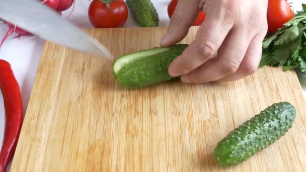 Cutting fresh cucumber — Stock Video