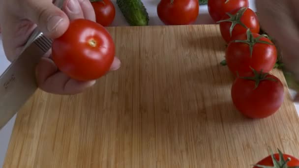 Мужские руки режут помидоры — стоковое видео