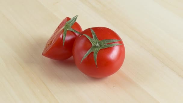 Dwa świeże pomidory — Wideo stockowe