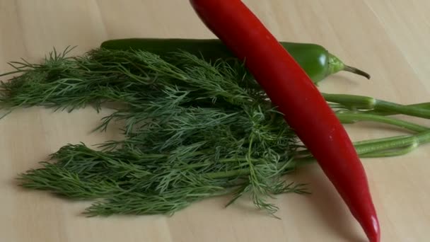 Červené a zelené chilli papričky a koprem — Stock video