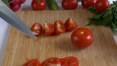 Adam'ın doğrama domates eller