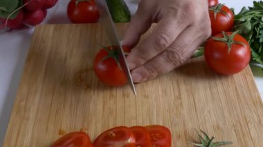 Adam'ın doğrama domates eller