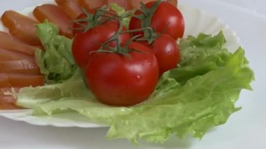 Taze yeşil salata domates ile