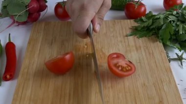 Güzel ve temiz kesilmiş domates. Ağır çekim