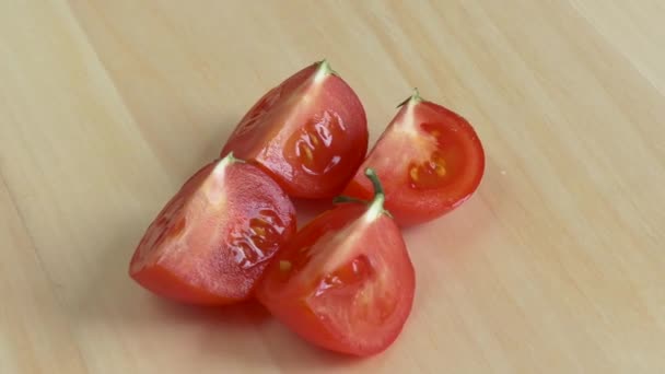 Quattro parti del pomodoro in rotazione — Video Stock