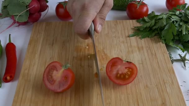 Bonitos y limpios tomates cortados. Lento. — Vídeo de stock