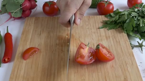 Tomates cortados agradáveis e limpos. Movimento lento — Vídeo de Stock