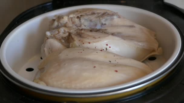 Cuisson poitrine de poulet cuit à la vapeur avec des épices — Video