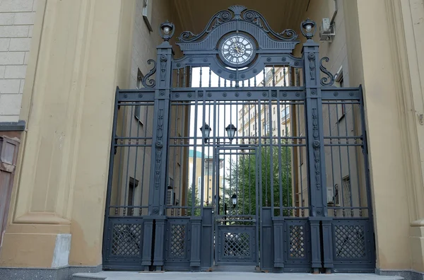 Закрытые ворота, выходящие во двор — стоковое фото