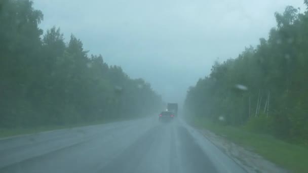 Dirigir ao longo da auto-estrada em um dia chuvoso — Vídeo de Stock