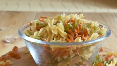 Üç renk sarmal makarna bir cam kase