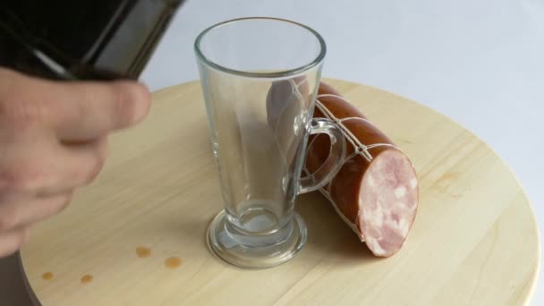 La boisson moussante brune (kvass ou bière) remplit un verre 