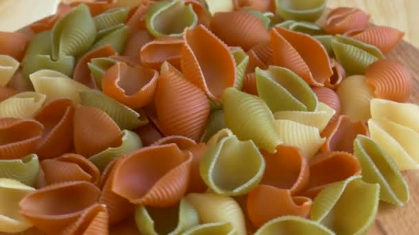 Tri-color pasta in een glazen kom — Stockvideo