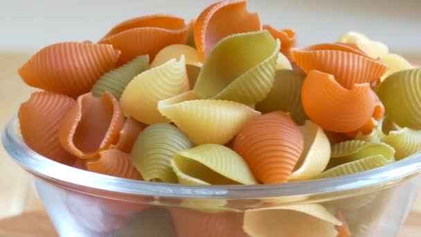 Tri-color pasta in een glazen kom — Stockvideo