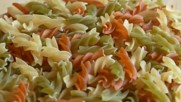 Tri-color spiral pasta in a glass bowl — Stock Video