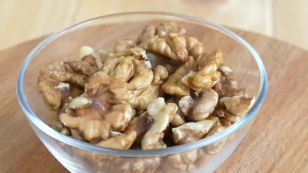 Walnoten. Walnut kernels. Schoon organische walnoten. — Stockvideo