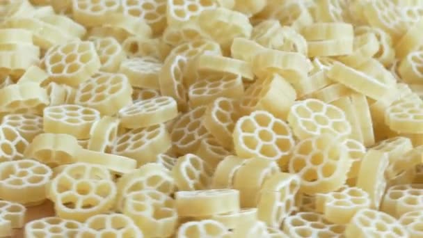 Ακατέργαστη βαγόνι τροχό ζυμαρικά noodles closeup — Αρχείο Βίντεο