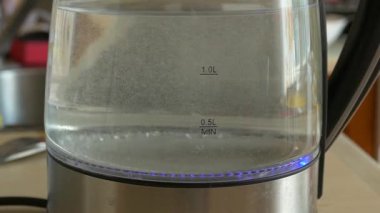 kaynar su ile çaydanlık