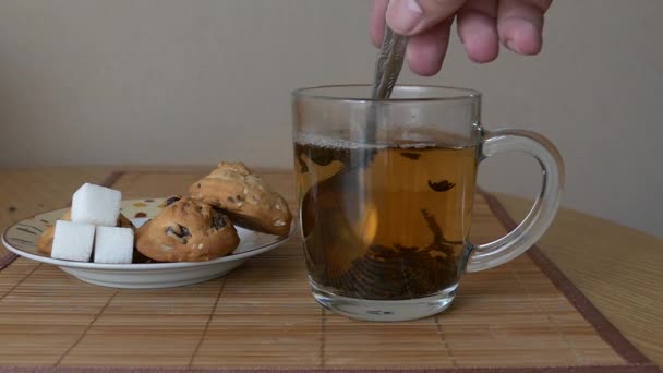 Mano masculina revolviendo una taza de té — Vídeos de Stock