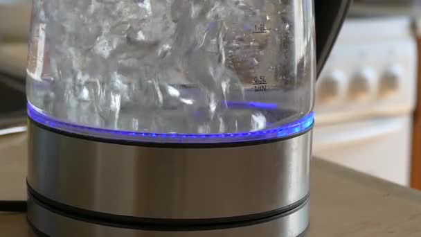 Waterkoker voor thee met kokend water — Stockvideo