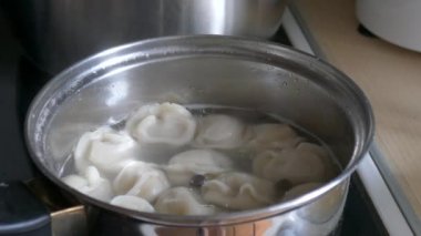 kaynar suda mantı