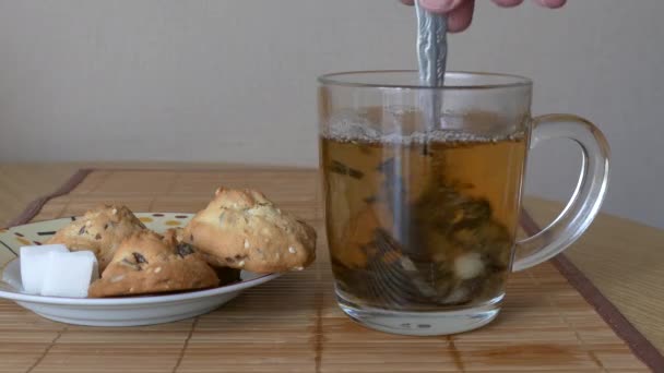 Αρσενική χέρι ανακατεύοντας ένα φλιτζάνι τσάι — Αρχείο Βίντεο