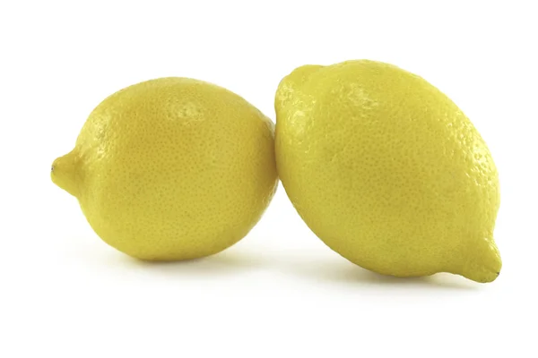 Due limoni isolati su fondo bianco — Foto Stock