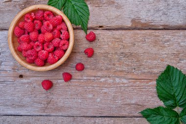 Taze organik ahududu kase ahşap arka plan üzerinde. Üstten Görünüm