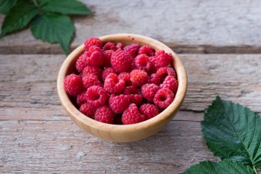 Arka plan kase taze organik ahududu ahşap.