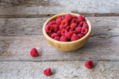 Arka plan kase taze organik ahududu ahşap.